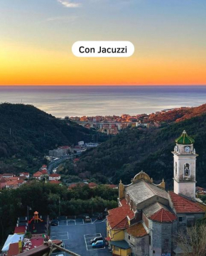 La Roccia Fiorita Appartamento con giardino e Jacuzzi Varazze